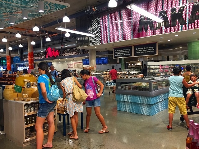 マーケットの店内はカハラ店より広くてキレイ！