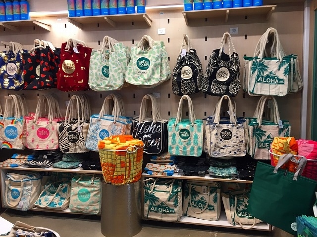 ホールフーズ・グッズの専門店がありました。<br /><br />エコバッグもクイーンズ・バージョンで<br />ちょっとカハラ店とは模様が違います。<br /><br /> 