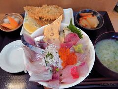 サービスセット。海鮮どど丼とアジフライ２枚で1800円。地魚がとってもおいしいです。アジフライもふわふわさっくりでおいしい～！ごちそうさまでした。