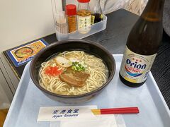 さて、那覇空港の「空港食堂」で昼食です。嫁さんは沖縄そば。
