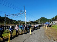 この日は、緊急事態宣言ではなかったけど、他の鉄道会社のイベントはコロナ禍で減ってしまっていたためか
平日だというのにすごい参加者。
山の中でも密になりそうだけど。
