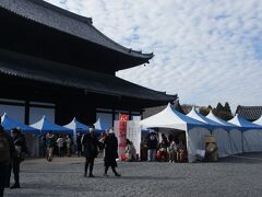 本堂のまわりにはわらび餅とか物産とかのテントが並んでました。

が、まだ一カ所目の観光なのでパス

本堂も特別公開されてて、外から蒼龍図を拝んで通過
