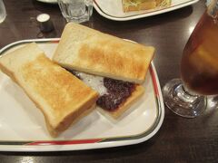 朝ご飯は地下街にあるコンパルで小倉あんトーストをいただきます。
名古屋モーニングと言えばこれです。