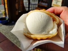 食後には近くにある「松治郎の舗」で蜂蜜入りアイスの最中を食べました。