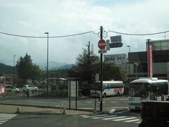 塩尻駅前を通過します。