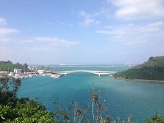 屋慶名海峡展望台から、屋慶名海峡と藪地島（右）。