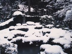 雪の三千院庭園