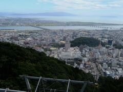 まずは車で眉山公園に行き、頂上から一望できる徳島市街を把握することから行動開始です。ゆったりと流れる吉野川の手前に広がる市街全体を見渡し、今夜は市内全所で熱演される阿波踊りの期待に胸が高まります。