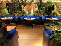 東京・神谷町『The Tokyo EDITION, Toranomon』31F
【The Blue Room】

『東京エディション虎ノ門』のオールデイダイニング
【ザ ブルー ルーム】の写真。

サファイアとトパーズといった希少な宝石から着想を得たブルーを
基調とした店内です ($・・)/
ロイヤルブルーのシートにたくさんの植栽が・・・。

チェックインの時から私たちに話しかけてくださるロビーフロアの
細身の女性スタッフさんが、私たちを見つけると（さりげなく）
近づいてきてあいさつをされました。
なぜか皆さん、私の名前を把握されています。
滞在中、気さくなスタッフさんといろいろとお話をしました。

「どうぞ【The Blue Room】の店内をご覧になってください」と。
ちょっとだけお邪魔しますw

緊急事態宣言の発令に伴い、19:00ラストオーダー、
20:00クローズです。

＜営業時間＞
〇 朝食　7:30～11:00（L.O. 10:30）

〇 オールデイメニュー
週末（金曜日～日曜日）12:00～20:00（L.O. 19:00）
平日（月曜日～木曜日）12:00～15:00（L.O. 14:30）