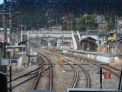 古里（こり）駅。
周囲はほんの少しだけ開けていて、側線もある。
休日、ホリデー快速のうちの１本が奥多摩駅到着後、この側線まで回送されて夕方まで休憩している。