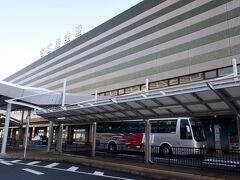 　あおい交通の空港バスで高速使って20分ほどで小牧空港に到着です。意外と近い、というかセントレアよりも近いです。セントレアは成田、関空程遠くはないですが。。。

　700円ですが、ICカード使えなくて現金のみでした。セントレア移転前の名古屋のメイン空港なので、建物も駐車場も大きめです。NGOの3レターコードはセントレアが持って行ってしまったため、NKMのコードになっています。セントレア開業後、今では静岡県の航空会社フジドリームエアラインがメインで使用していて、JALが一部の路線でコードシェアしています。

　国内空港潰しの一環、本当は二年前のいわて北上マラソンの際に使う予定だったのですが、台風で中止になってしまい、二年越しです。