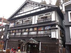 　伝統の宿古山閣。銀山温泉の四季の生活を描いた外壁の鏝絵が見事です。