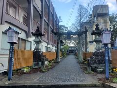 朝ごはんを食べてから、散歩しながら美肌の神様を御参りしに「豊玉姫神社」にやって来ました。