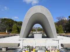 人影もまばらな平和記念公園を歩きます。

原爆死没者慰霊碑です。