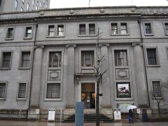 翌日は宮島に行きましたが、その帰り。

旧日本銀行広島支店の建物です。これも原爆によって外観だけが残った建物。
爆心地からわずか380mとのこと。