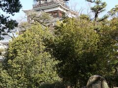 広島城へ。

ここも閉まっていました。