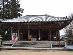 その対面にあるのが弥山本堂。
弘法大師の像や、曼荼羅図、御本尊の虚空蔵菩薩が祀られていました。