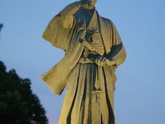 暑かったので少し休憩をしていました。その後墨田区側に渡りました。勝海舟像の周りは夕涼みをする人たちがぱらぱらいました。