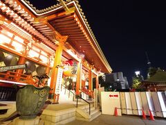 夜の浅草寺は人も少なくなっていました。ライトアップはされていましたが。