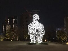 東京・港区『虎ノ門ヒルズ』オーバル広場

スペインのジャウメ・プレンサ氏作のパブリックアート「ルーツ」の
写真。

巨大な人型の彫刻アート（オブジェ）がライトアップしています。