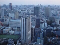 手前のビルは『オランダヒルズ森タワー』、その奥に
高級フランス料理店【SUGALABO（スガラボ）】があります↓

<大阪★世界初のルイ・ヴィトンのカフェ【ル カフェ ヴィー】
世界初のルイ・ヴィトンのレストラン【スガラボヴィー】
5つ星『パレスホテル東京』と同じパレスホテルグループのホテル
『ゼンティス大阪』が開業！【アップステアーズ】大阪>

https://4travel.jp/travelogue/11646977