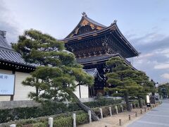 晩御飯は、女将さんに教えていただいた東本願寺の先にある茶蕎麦屋さんに向かいます。