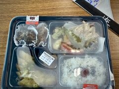 【地球の真裏でサラメシ（デリバリー弁当）】

これは、ピニェロス地区にある「松」弁当。