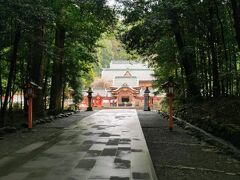 霧島神宮にやってきました。まずは旅の安全を祈願します。