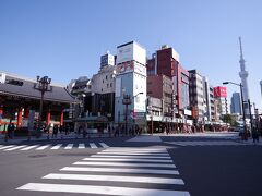 両国駅から約2キロ歩いて雷門前に。浅草は昨年の8月以来でしたが、コロナ渦中とはいえ、人通りは前回と同等のようでした。