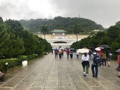 博物館に到着するころには小雨になっていて助かりました。

建物にも圧倒されるのですが、背景の緑もすごい。日本の国立博物館でもここまでの背景のものは九州くらいでしょうか。