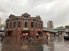 小雨が振り続ける中、若者の町として知られる西門町へ。日本統治時代の1908年に建てられた赤レンガの西門紅楼には、日本統治時代からの西門の移り変わりが写真で紹介されていました。