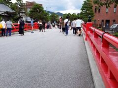 中橋を渡ります。