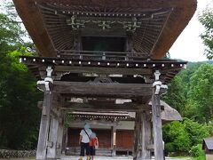 鐘楼門。
1階に板庇のある珍しいつくりなのだそう。