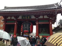 次の日、息子の宿泊先のワンルームマンションに集合して、どんな生活を送っているのか確認した後に、小雨の中、出かけました。
向かった先は観光のド定番の浅草です。やっぱり観光客が多いです。Youもいっぱい。