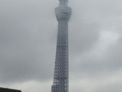 墨田川のあたりからてっぺんが霞んでいる東京スカイツリーが。
この後、東京駅まで見送ってもらって、夫婦二人で新幹線で大阪に戻りました。
今時2ヵ月もみっちりと入社研修やってくれる会社があるとは、なかなか立派な会社です。