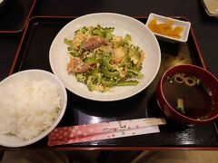 では、夕食を食べましょう。やっていない店もありましたが、ここはやっていました。どんぶりの店志貴さん。ゴーヤーチャンプルー定食と