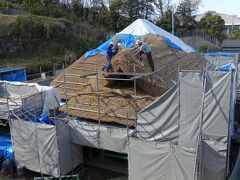 以前駅の横にかやぶき屋根の文化財らしき和風建築物があり、それがいつの間にかなくなってしまい残念だったのですが、なんと建て直されているではないですか！リノベのための一時避難だったんですね。商業ビルなんかにならずに良かった。暫くしたらまた来てみようっと。