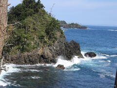 大島 龍舞崎

大島をドライブ、、
島内の道路から海の景色が眺められるスポットがなく、龍舞崎へ直行、、
無料駐車場に停めて、、　てくてく、、

直ぐに荒々しい白波の景色が見えてきます、、