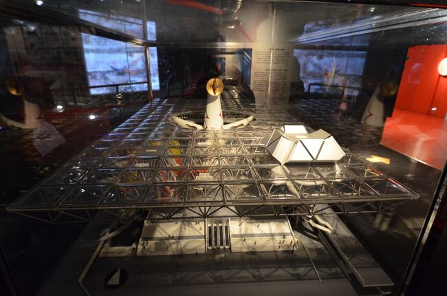 つづいてパビリオン館へ。50年前に考えられたことが現実になっていることに驚きます。1970年の万博当時の太陽の塔はこんな感じでした。