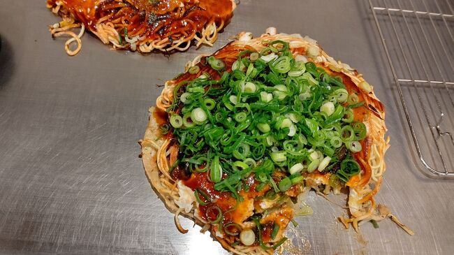 メインの広島焼き またも写真とる前に１口食べてもうた  大阪で食べる広島焼きと ちょっと違った ソバがパリパリやった