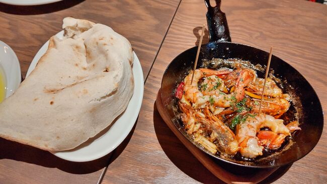 エビのアヒージョ パンはフォカッチャ いろんなアヒージョ食べたけど ここのアヒージョめっちゃ美味しかった エビの味がしみでて旨味が強かった