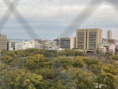 高松公園のドーミーインの部屋から朝外を眺めると、
海も少し見えてました。