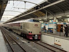 駅の改札を入ると、ちょうど「サンライズ瀬戸」号が入ってきました。
１０年前くらいに乗ったなぁ・・・懐かしい。