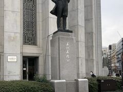 11：13、大阪証券取引所前の五代友厚像。