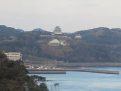 08：46　出発後すぐ左手に「平戸城」が見えてきました。
遠くで微かですが・・