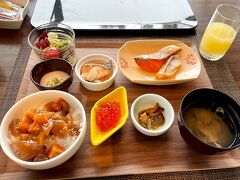 あばしり湖鶴雅リゾートの朝食です。

海鮮漬け丼にとろろといくらをかけて頂きまーす。
幸せすぎる。