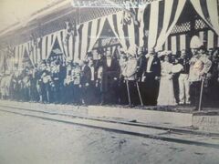 タイの鉄道は、ラーマ５世の時代に誕生しました。

１８９７年３月２６日に、タイ国有鉄道初の鉄道路線が開通しました。

創設時期におけるファランポーン駅での創設に伴う式典の様子です。

バンコクとアユタヤの間に、鉄道が敷設されました。