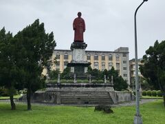 大通りを渡ると見えるのが介壽公園。比較的小さな公園ですが、「林森先生像」と書かれた立派な銅像があります。有名な革命派人士だそうです。