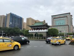 介壽公園から大通りを東に進むと見えてくるのが景福門（東門）。総統府の正面に位置しており、テレビでよく見かける姿。建物自体は、1960年に建て替えられたもので、比較的新しいそうです。