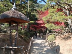 「日暮亭」へ。

それにしても、紅葉がいい感じ♪。